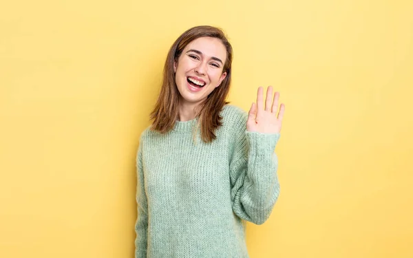 Jong Mooi Meisje Glimlachen Gelukkig Vrolijk Zwaaien Hand Verwelkomen Begroeten — Stockfoto