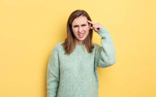 Junges Hübsches Mädchen Das Sich Verwirrt Und Verwirrt Fühlt Und — Stockfoto