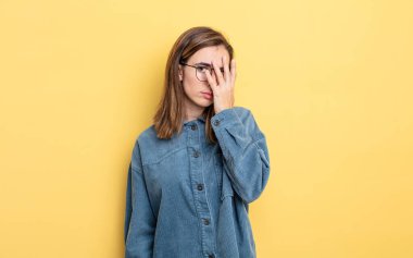 Genç, güzel bir kız yorgun, sıkıcı ve sıkıcı bir işin ardından sıkılmış, hayal kırıklığına uğramış ve uykulu hissediyor.