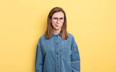 Genç ve güzel bir kız kafası karışık ve kuşkulu, merak ediyor ya da karar vermeye çalışıyor.