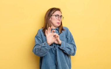 Genç, güzel bir kız tiksinti ve mide bulantısı hissediyor. İğrenç, kokuşmuş ya da kötü kokan bir şeyden kaçıyor.