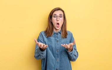 Genç ve güzel bir kız son derece şaşkın ve şaşırmış, endişeli ve panik içinde, stresli ve dehşete kapılmış bir bakışla