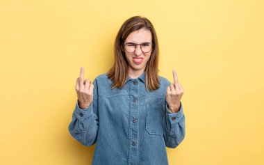 Genç ve güzel bir kız kışkırtıcı, agresif ve müstehcen hissediyor. İsyankar bir tavırla orta parmağını hareket ettiriyor.