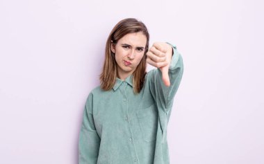 Genç ve güzel bir kız kızgın, sinirli, hayal kırıklığına uğramış ya da hoşnutsuz, ciddi bir bakışla başparmaklarını göstermiyor.