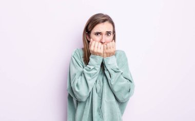 Genç, güzel bir kız endişeli, gergin, stresli ve korkmuş görünüyor. Tırnaklarını yiyor ve yanal fotokopi odasına bakıyor.