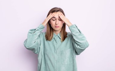 Genç güzel kız konsantre olmuş, düşünceli ve ilham verici, beyin fırtınası yapıyor ve hayal kuruyor.