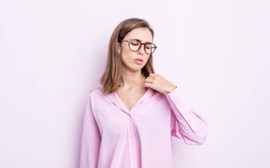 Genç ve güzel bir kız stresli, endişeli, yorgun ve hayal kırıklığına uğramış, gömleğini çekiştirmiş, sorunlu görünüyor.