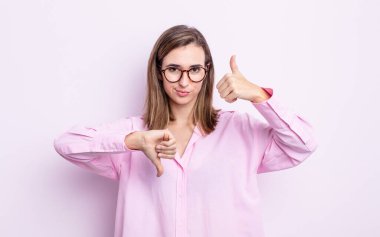 Genç, güzel bir kız, kafası karışık, bilgisiz ve kararsız hissediyor. İyi ve kötü seçenekleri farklı seçeneklerle tartıyor.