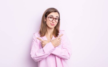 Şaşkın, kafası karışmış, güvensiz ve şüpheyle zıt yönlere bakan güzel bir kız.