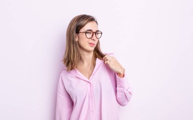 Genç güzel kız kibirli, başarılı, pozitif ve gururlu görünüyor, kendini gösteriyor.