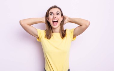 Genç, güzel bir kız mutlu, kaygısız, arkadaş canlısı ve rahat görünüyor. Hayattan ve başarıdan keyif alıyor, olumlu bir tavırla.