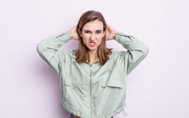 Genç ve güzel bir kız hayal kırıklığına uğramış ve sıkılmış hissediyor, başarısızlıktan bıkmış ve bıkmış, sıkıcı işlerden bıkmış,