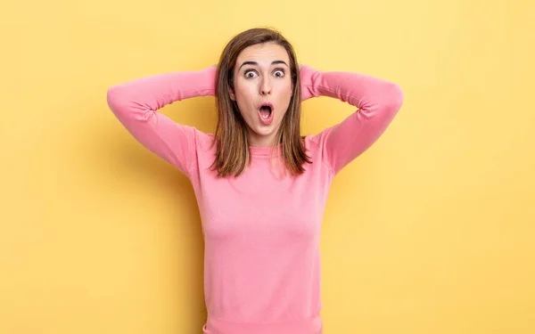 Young Pretty Girl Looking Excited Surprised Open Mouthed Both Hands — Stock Photo, Image