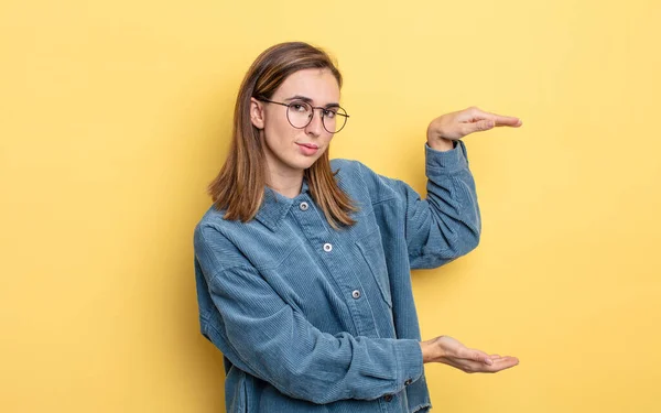 Jovem Menina Bonita Segurando Objeto Com Ambas Mãos Espaço Cópia — Fotografia de Stock