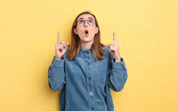 Young Pretty Girl Feeling Awed Open Mouthed Pointing Upwards Shocked — Stock Photo, Image