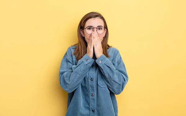 Giovane Bella Ragazza Felice Eccitata Sorpresa Stupita Che Copre Bocca — Foto Stock