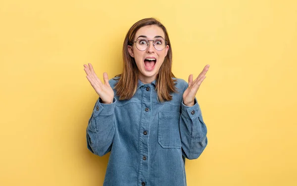 Jovem Menina Bonita Olhando Feliz Animado Chocado Com Uma Surpresa — Fotografia de Stock