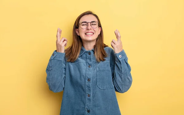 Jovem Menina Bonita Sorrindo Ansiosamente Cruzando Ambos Dedos Sentindo Preocupado — Fotografia de Stock