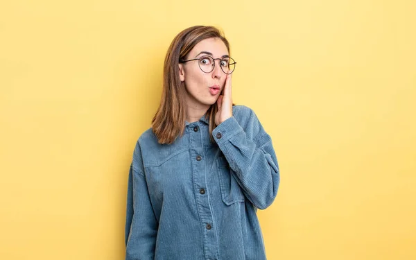 Giovane Bella Ragazza Sensazione Scioccato Stupito Tenendo Faccia Faccia Nella — Foto Stock