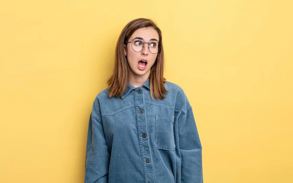 Junges Hübsches Mädchen Das Schockiert Glücklich Erstaunt Und Überrascht Ist — Stockfoto