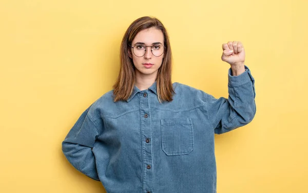 Jovem Menina Bonita Sentindo Sério Forte Rebelde Levantando Punho Protestando — Fotografia de Stock