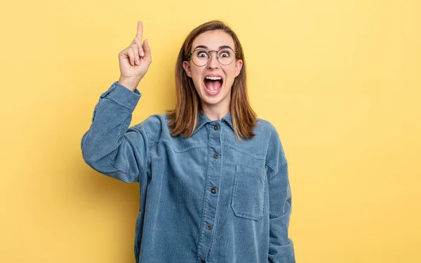 Jong Mooi Meisje Gevoel Als Een Gelukkig Opgewonden Genie Het — Stockfoto