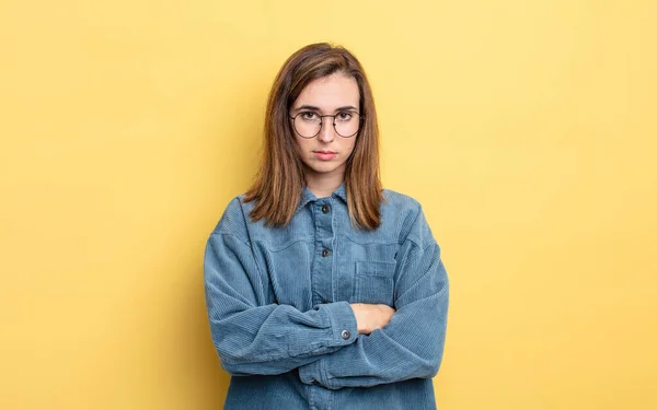 Giovane Bella Ragazza Sente Dispiaciuto Deluso Guardando Serio Infastidito Arrabbiato — Foto Stock