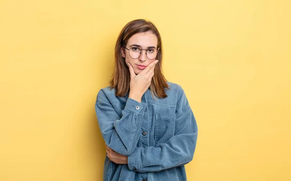 Jovem Menina Bonita Olhando Sério Pensativo Desconfiado Com Braço Cruzado — Fotografia de Stock