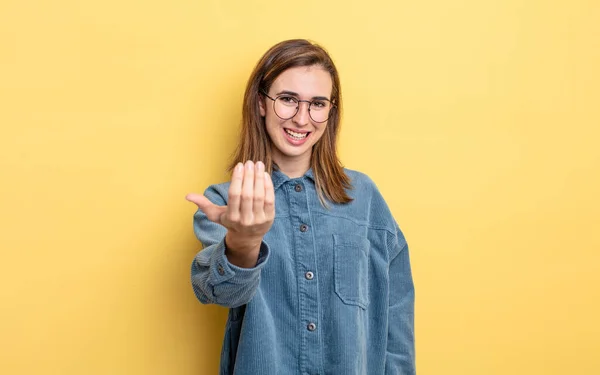 Junges Hübsches Mädchen Das Sich Glücklich Erfolgreich Und Selbstbewusst Fühlt — Stockfoto