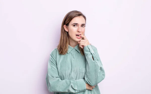 Junges Hübsches Mädchen Mit Überraschtem Nervösem Besorgtem Oder Verängstigtem Blick — Stockfoto