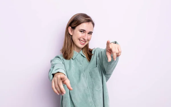 Jovem Menina Bonita Sentindo Feliz Confiante Apontando Para Câmera Com — Fotografia de Stock