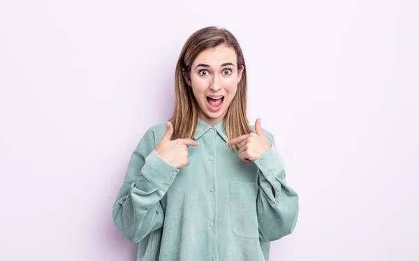 Jong Mooi Meisje Gevoel Gelukkig Verrast Trots Wijzend Naar Zichzelf — Stockfoto