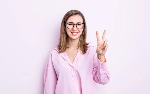 Junges Hübsches Mädchen Lächelt Und Sieht Freundlich Aus Zeigt Nummer — Stockfoto