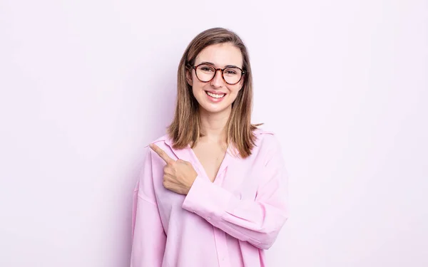 Giovane Bella Ragazza Sorridente Allegramente Sentendosi Felice Indicando Lato Verso — Foto Stock