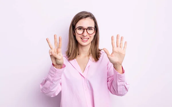 Jovem Menina Bonita Sorrindo Olhando Amigável Mostrando Número Oito Oitavo — Fotografia de Stock