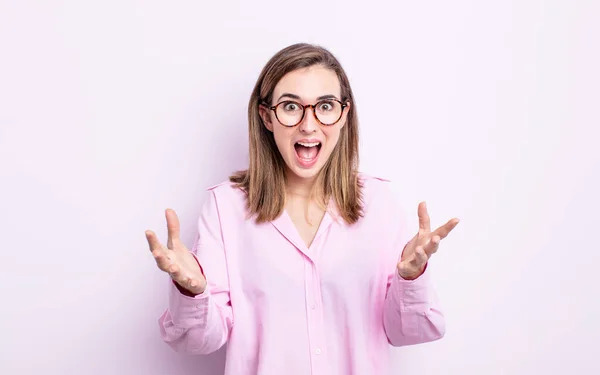 Jovem Menina Bonita Sentindo Feliz Surpreso Sortudo Surpreso Como Dizer — Fotografia de Stock