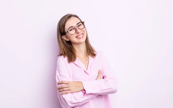 Giovane Bella Ragazza Ridendo Felicemente Con Braccia Incrociate Con Una — Foto Stock