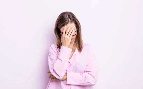 Joven Linda Chica Buscando Estresado Avergonzado Molesto Con Dolor Cabeza — Foto de Stock