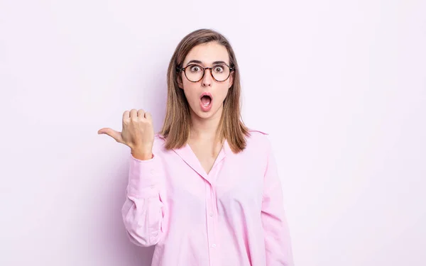 Young Pretty Girl Looking Astonished Disbelief Pointing Object Side Saying — Stock Photo, Image