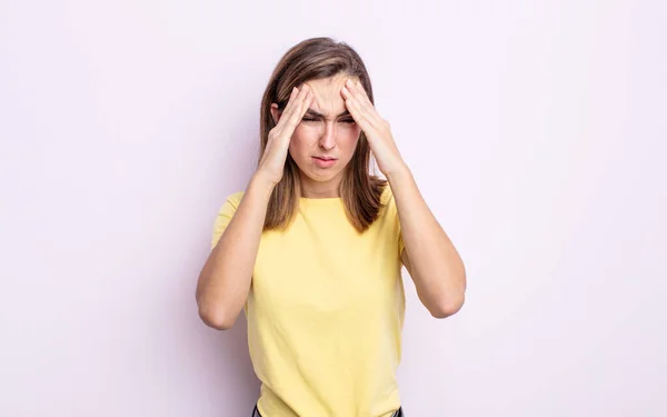 Ung Söt Flicka Ser Stressad Och Frustrerad Arbetar Press Med — Stockfoto