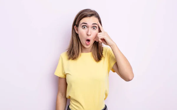 Giovane Bella Ragazza Guardando Sorpreso Bocca Aperta Scioccato Realizzando Nuovo — Foto Stock