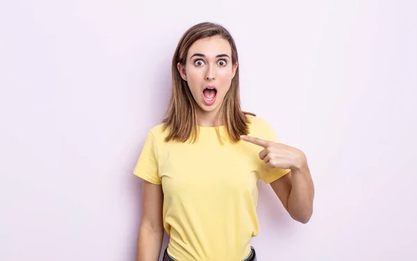 Young Pretty Girl Looking Shocked Surprised Mouth Wide Open Pointing — Stock Photo, Image