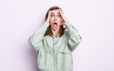 Dehşete kapılmış ve şok olmuş hisseden genç bir kız, bir hata yüzünden el ele tutuşup panikliyor.