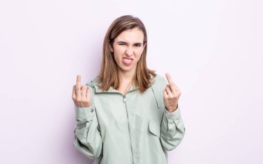 Genç ve güzel bir kız kışkırtıcı, agresif ve müstehcen hissediyor. İsyankar bir tavırla orta parmağını hareket ettiriyor.