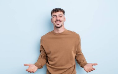 Genç yakışıklı adam mutlu, kibirli, gururlu ve kendini beğenmiş, kendini bir numara gibi hisseden