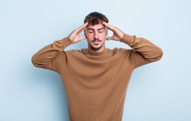 Genç yakışıklı adam konsantre, düşünceli ve ilham verici, beyin fırtınası yapıyor ve hayal kuruyor.