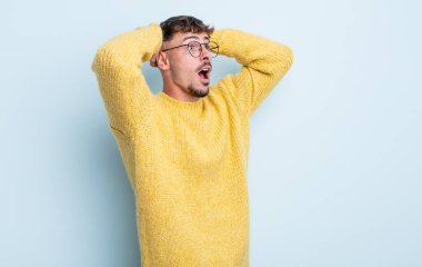 Genç ve yakışıklı bir adam, korkunç ve şok olmuş görünüyor. Korkunç bir hata yüzünden, el ele tutuşuyor.