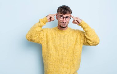 Genç yakışıklı bir adam konsantre olmuş ve bir fikir üzerinde kafa yoruyor, bir meydan okumaya ya da soruna bir çözüm hayal ediyor.