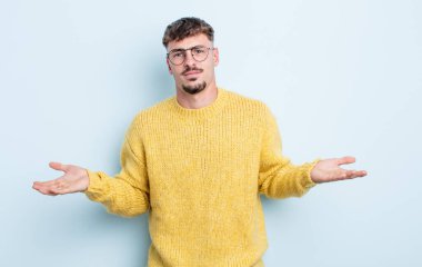 Genç yakışıklı bir adam bilgisiz ve kafası karışık, hangi seçeneği seçeceğinden emin değil, merak ediyor.