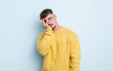 Genç ve yakışıklı bir adam yorgun, sıkıcı ve sıkıcı bir işin ardından sıkılmış, hayal kırıklığına uğramış ve uykulu hisseder.